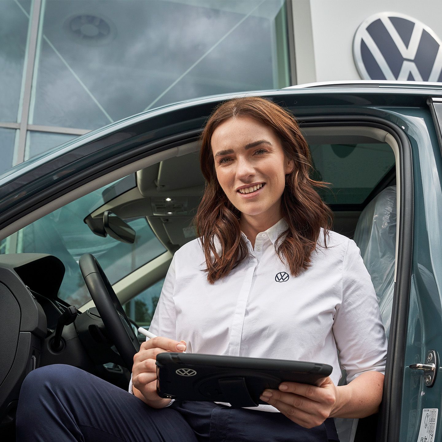 Volkswagen Service Technikerin mit Tablet